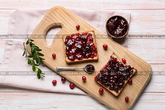 Тосты с вкусным брусничным вареньем на светлом деревянном фоне. Стоковое фото, фотограф Pixel_shot / Фотобанк Лори