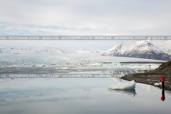 Tourist at Vatnajokull Glacier Jokulsarlon lagoon Iceland. Стоковое фото, агентство Ingram Publishing / Фотобанк Лори
