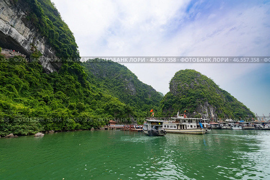 Tourist boats in Ha Long Bay, Vietnam (2016 год). Редакционное фото, фотограф Александр Подшивалов / Фотобанк Лори