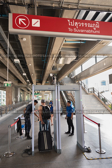 Tourists at security check in Bangkoks metro, Thailand (2015 год). Редакционное фото, фотограф Александр Подшивалов / Фотобанк Лори