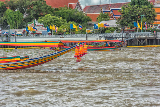 Tourists boats on Chao Phraya river, , Thailand. Bangkok City is nicknamed Asian Venice. (2018 год). Редакционное фото, фотограф Анна Кривицкая / Фотобанк Лори