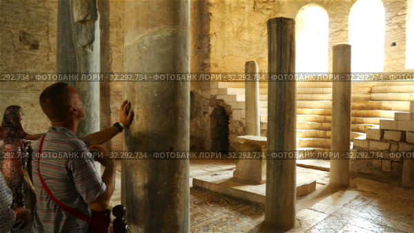 tourists touch the columns in the holy church of St. Nicholas the Wonderworker and are baptized (2019 год). Редакционное видео, видеограф Aleksandr Sulimov / Фотобанк Лори