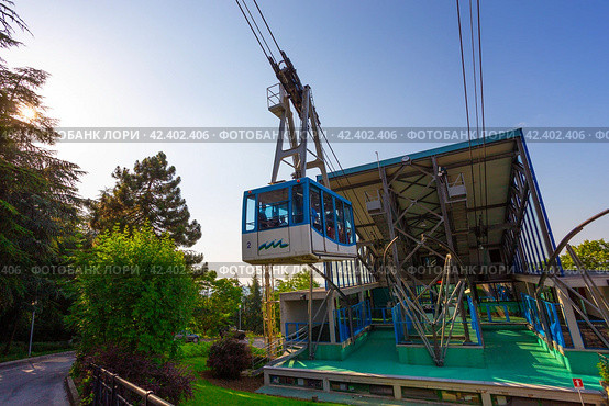 Tourists visiting Borgo Maggiore on cableway at San Marino (2014 год). Стоковое фото, фотограф Олег Жуков / Фотобанк Лори