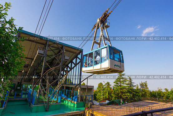 Tourists visiting Borgo Maggiore on cableway at San Marino (2014 год). Редакционное фото, фотограф Олег Жуков / Фотобанк Лори