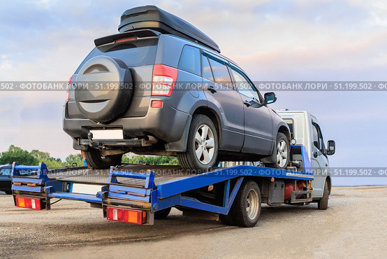 Tow truck transports a broken car. Стоковое фото, фотограф Юрий Бизгаймер / Фотобанк Лори