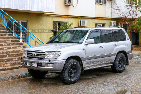 Toyota Land Cruiser 100 (2022 год). Редакционное фото, фотограф Art Konovalov / Фотобанк Лори