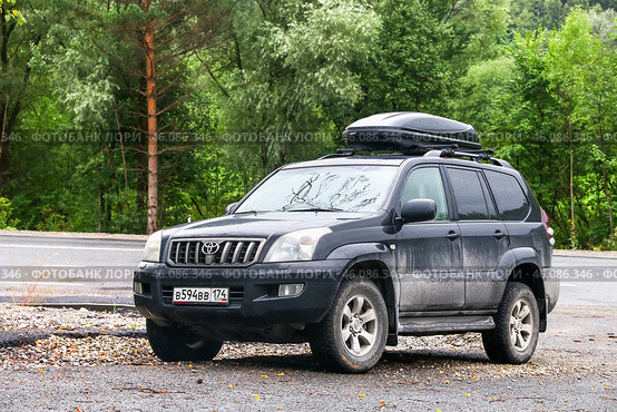 Toyota Land Cruiser Prado 120 (2020 год). Редакционное фото, фотограф Art Konovalov / Фотобанк Лори