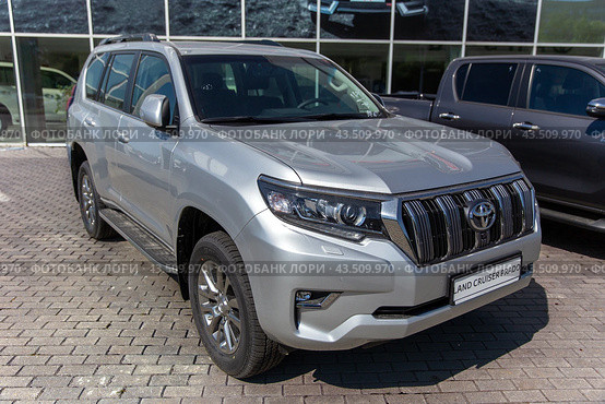 Toyota Land Cruiser Prado in front of the motor show closeup (2024 год). Редакционное фото, фотограф Евгений Ткачёв / Фотобанк Лори