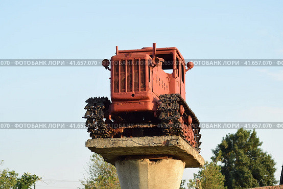 Tractor on a pedestal. Стоковое фото, фотограф Леонид Еремейчук / Фотобанк Лори