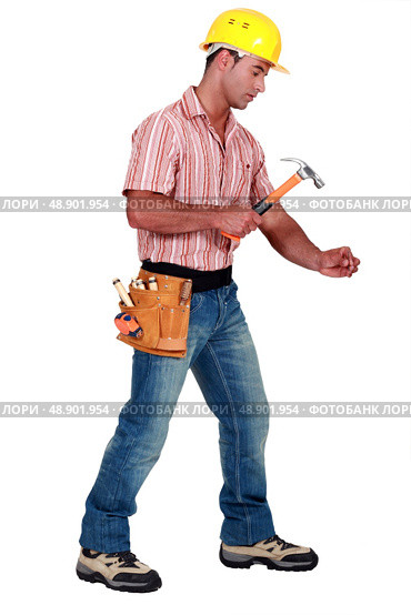 Tradesman using a hammer. Стоковое фото, агентство Ingram Publishing / Фотобанк Лори
