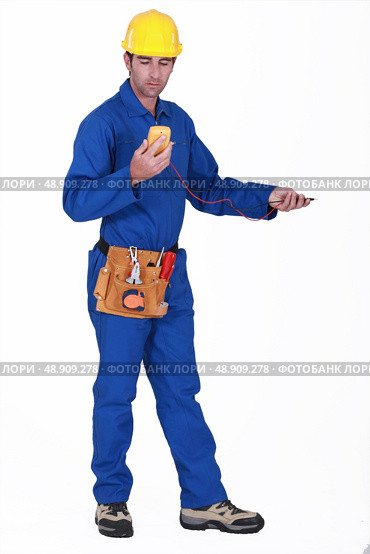 Tradesman using a multimeter. Стоковое фото, агентство Ingram Publishing / Фотобанк Лори