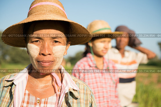 Traditional Asian Myanmar farmers portrait. Стоковое фото, фотограф Wong Sze Fei / Smarterpix / Фотобанк Лори
