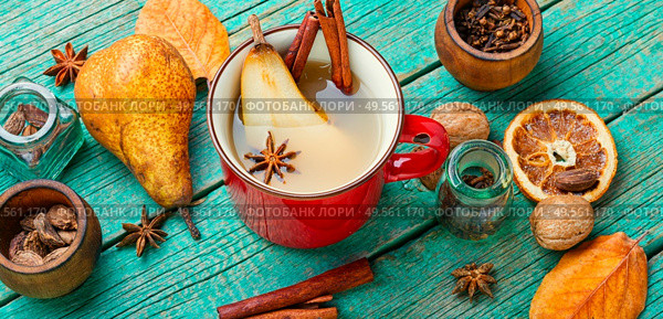 Traditional autumn alcoholic drink.Warm pear mulled wine.Pear wine with spices.. Hot pear wine. Стоковое фото, агентство Ingram Publishing / Фотобанк Лори