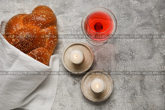 Traditional challah bread with glass of wine and candles on grunge background. Shabbat Shalom. Стоковое фото, фотограф Pixel_shot / Фотобанк Лори
