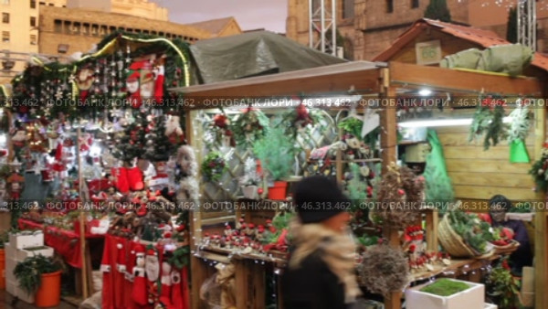 Traditional Christmas fair near Cathedral in evening. Barcelona, Catalonia. (2019 год). Редакционное видео, видеограф Яков Филимонов / Фотобанк Лори