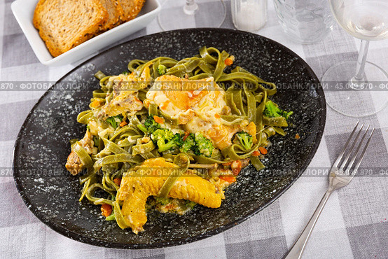 Traditional Italian pasta with meat additive - chicken in cream sauce and broccoli. Стоковое фото, фотограф Яков Филимонов / Фотобанк Лори
