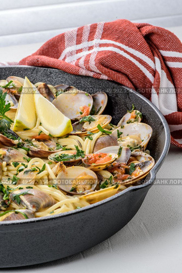 Traditional italian seafood pasta with clams Spaghetti alle Vongole. Стоковое фото, агентство Ingram Publishing / Фотобанк Лори
