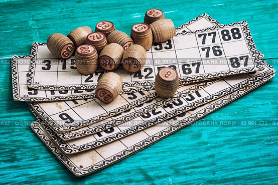 traditional legacy of the ancient Board game Lotto on wooden background. Стоковое фото, агентство Ingram Publishing / Фотобанк Лори