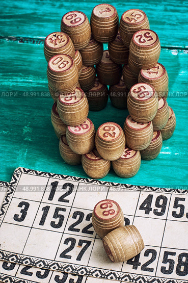 traditional legacy of the ancient Board game Lotto on wooden background. Стоковое фото, агентство Ingram Publishing / Фотобанк Лори