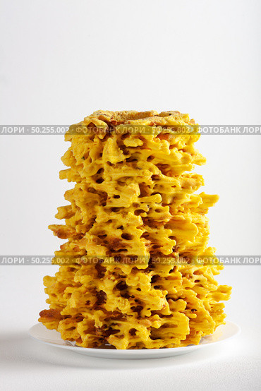 Traditional Lithuanian Sakotis cake on white background. Стоковое фото, фотограф Елена Дмитриева / Фотобанк Лори