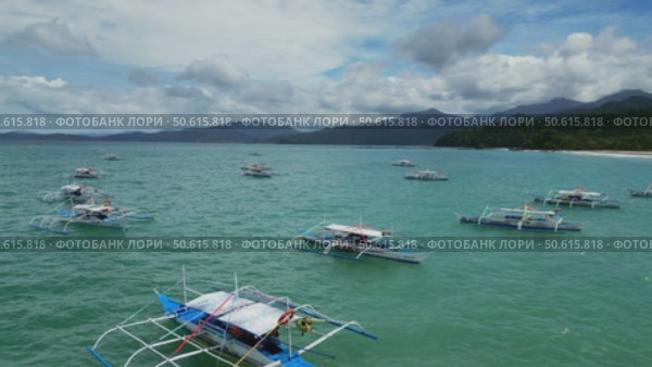 Traditional Philippines boats in sea. Стоковое видео, видеограф Михаил Коханчиков / Фотобанк Лори