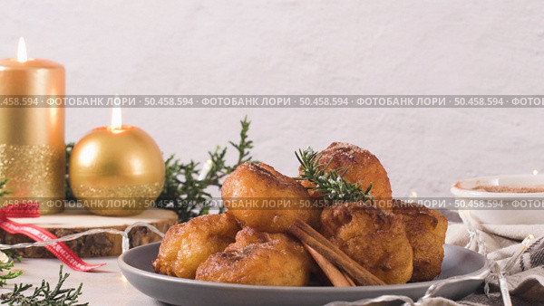 Traditional portuguese Christmas sweets Sonhos with sugar and cinnamon on kitchen countertop. Стоковое фото, агентство Ingram Publishing / Фотобанк Лори