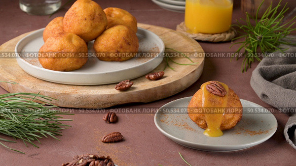 Traditional portuguese Christmas sweets Sonhos with sugar and cinnamon on kitchen countertop. Стоковое фото, агентство Ingram Publishing / Фотобанк Лори
