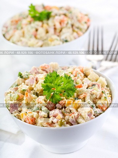 traditional russian salad on a plate. Стоковое фото, агентство Ingram Publishing / Фотобанк Лори
