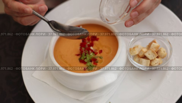 Traditional Spanish dish Gazpacho, made from tomato puree, is served with croutons. Стоковое видео, видеограф Яков Филимонов / Фотобанк Лори