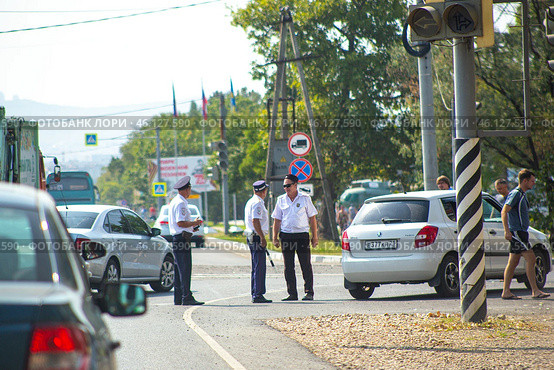 Traffic police stop traffic violators at an intersection (2019 год). Редакционное фото, фотограф Коханова Наталья / Фотобанк Лори