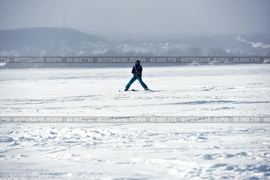 Training of athletes in kiting on a winter sunny day on Lake Onega,Petrozavodsk. Стоковое фото, фотограф Анна Кривицкая / Фотобанк Лори