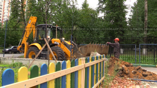 Трактор JCB разбирает ограждение из фундаментных блоков ФБС (2014 год). Редакционное видео, видеограф Арташес Оганджанян / Фотобанк Лори