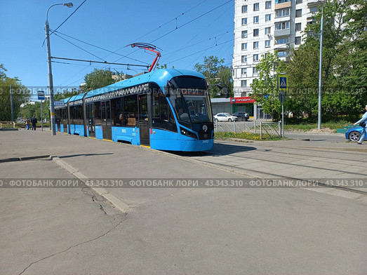 Трамвай №13 на рейсе. Открытое шоссе. Район Метрогородок. Город Москва (2023 год). Редакционное фото, фотограф lana1501 / Фотобанк Лори