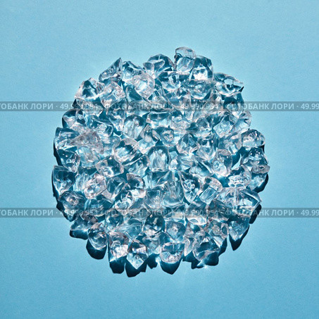 Transparent ice cubes in the shape of a circle on a blue background. Refreshing background for your ideas. A circle made of transparent ice cubes on a blue background. Стоковое фото, агентство Ingram Publishing / Фотобанк Лори