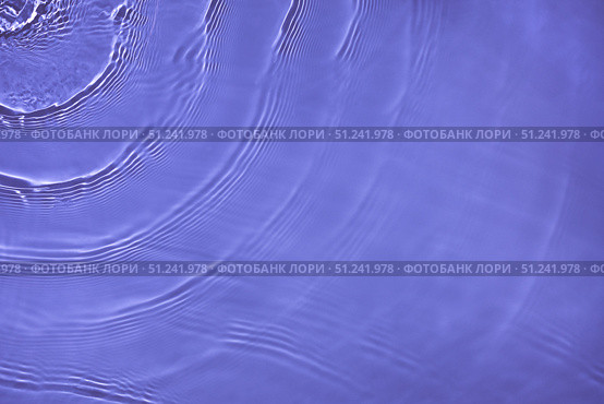 transparent purple colored clear calm water surface texture. Стоковое фото, фотограф Александра Конопля / Фотобанк Лори