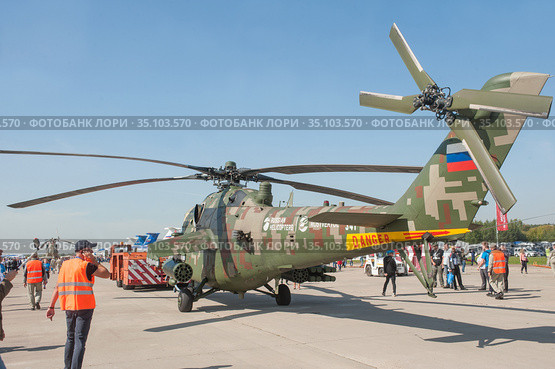 Транспортировка российского нового военного ударного вертолёта Миль Ми-35 Hind (глубокая модернизация Ми-24) в цифровом камуфляже на Международном авиасалоне МАКС-2019, Жуковский, Россия, вид сзади. Редакционное фото, фотограф Малышев Андрей / Фотобанк Лори
