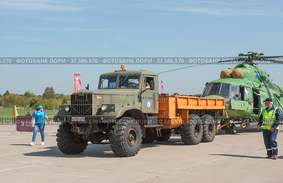 Транспортировка тягачом КрАЗ-255Б российского военного транспортного модернизированного вертолёта Миль Ми-17В5 Hip в цифровом камуфляже на Международном авиасалоне МАКС-2019, Жуковский, Россия. Редакционное фото, фотограф Малышев Андрей / Фотобанк Лори