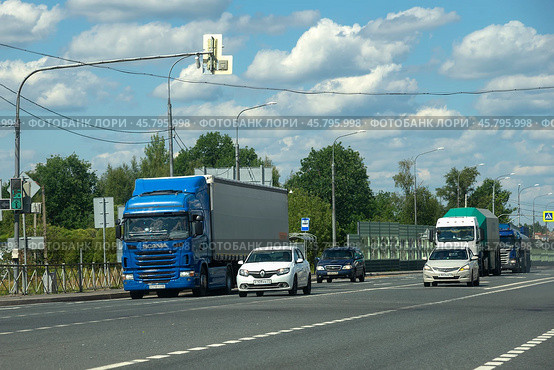 Трасса М-10 «Россия» между Москвой и Санкт-Петербургом (2024 год). Редакционное фото, фотограф Анна Карасева / Фотобанк Лори