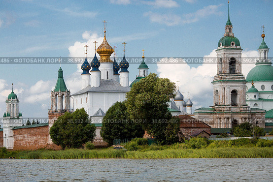 Travel to Russia. Spaso-Yakovlevsky Monastery on a cloudy day. Russia, Rostov Veliky, Yaroslavl region, golden ring. (2018 год). Стоковое фото, фотограф Photojuli / Фотобанк Лори