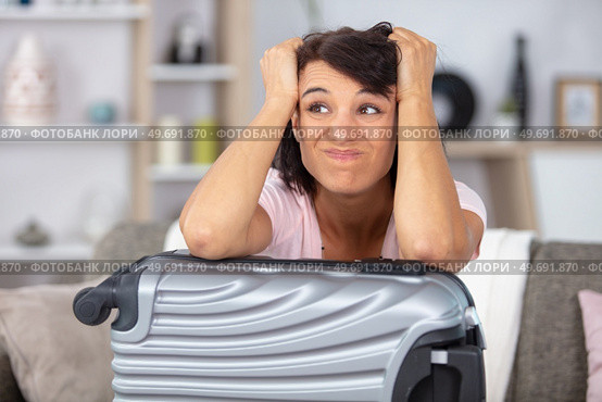 traveller woman with suitcase with confused facial expression. Стоковое фото, агентство Ingram Publishing / Фотобанк Лори