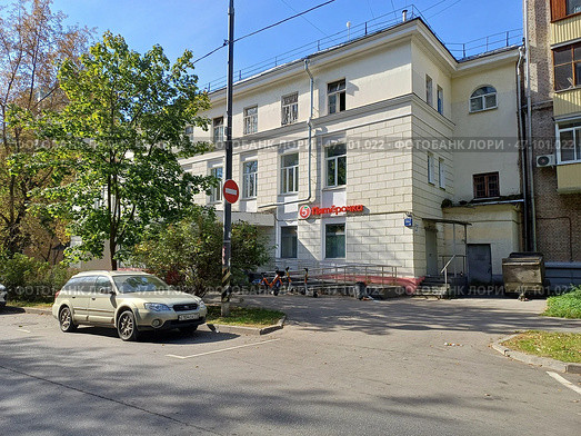Трёхэтажное кирпичное нежилое здание. Построено в 1953 году. Универсам "Пятерочка". Первомайская улица, 58б, строение 1. Район Измайлово. Москва. Редакционное фото, фотограф lana1501 / Фотобанк Лори