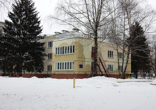 Трёхэтажное здание серии 2МГ-04-3, построено в 1970 году. Лицей № 1598 - дошкольное отделение № 13 (бывший детский сад № 318) (общеразвивающего вида с этнокультурным (татарским) компонентом образования). Сахалинская улица, 4а. Район Гольяново. Москва (2017 год). Стоковое фото, фотограф lana1501 / Фотобанк Лори