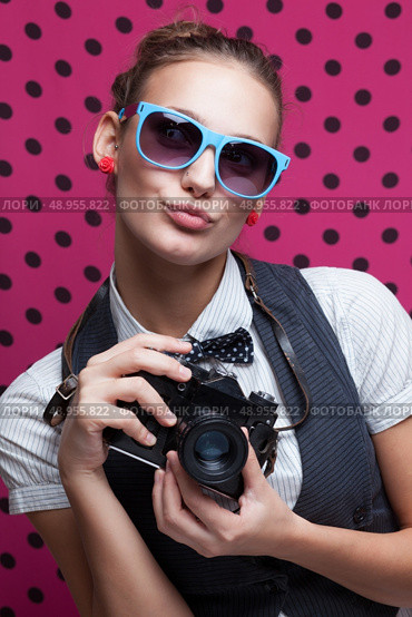Trendy girl in glasses playing the ape with camera. Duckface. Pouting lips. Стоковое фото, агентство Ingram Publishing / Фотобанк Лори