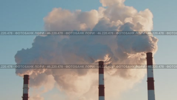 Три дымящие фабричные трубы. Стоковое видео, видеограф Сергей Данилов / Фотобанк Лори
