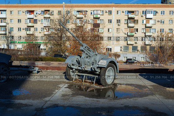 Трофейная немецкая 20мм зенитная пушка Flak.30 с колесным лафетом на территории музея. Волгоград, Музей-панорама Сталинградская битва, Россия. (2020 год). Редакционное фото, фотограф Андрей Цыганков / Фотобанк Лори