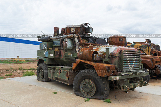 Трофейная военная техника НАТО, MRAP Cougar, американская тяжёлая бронемашина , на выставке в музее клуба Юный Ястреб. Средняя Ахтуба, Волгоградская область, Россия. Редакционное фото, фотограф Андрей Цыганков / Фотобанк Лори