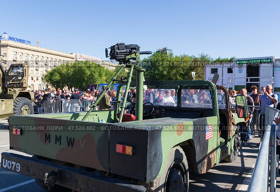 Трофейная военная техника НАТО, тактический армейский автомобиль производства США HMMWV Хамви на выставке, Площадь Павших Борцов, Волгоград, Россия. Редакционное фото, фотограф Андрей Цыганков / Фотобанк Лори