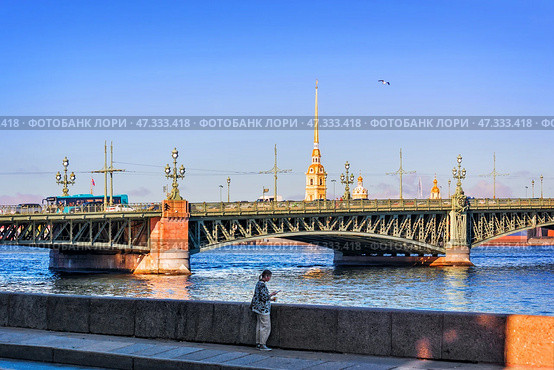 Троицкий мост, Петропавловская крепость, девушка на набережной, река Нева, Санкт-Петербург. Редакционное фото, фотограф Baturina Yuliya / Фотобанк Лори