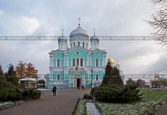 Троицкий собор (слева) и Преображенский собор (справа) Серафимо-Дивеевского монастыря. Дивеево. Нижегородская область (2022 год). Редакционное фото, фотограф Сергей Афанасьев / Фотобанк Лори