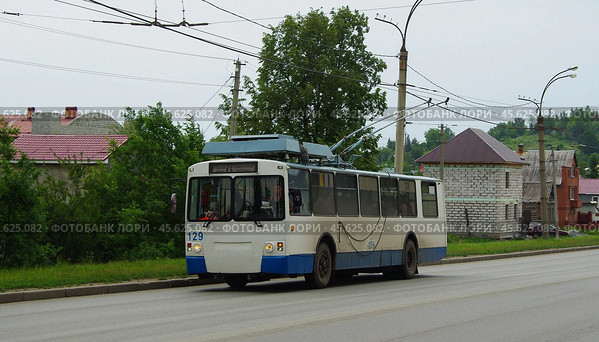 Троллейбус ЗиУ-682 КР Иваново  №129, улица Щербакова, Екатеринбург (2019 год). Редакционное фото, фотограф Алексей Иванов / Фотобанк Лори